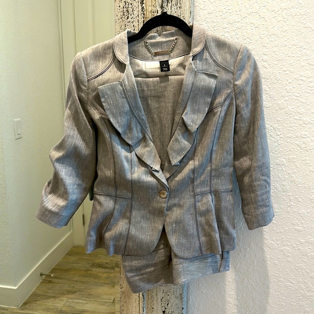 Gorgeous Women Size 4 Gray White House Black Market Suit